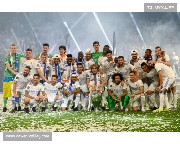 欧冠奖杯巡展至伦敦，球迷排队合影留念